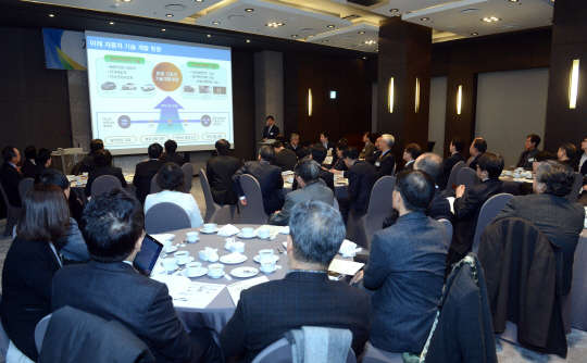 미래창조과학부가 주최하고 한국과학기술연구원(KIST 융합연구정책센터), 한국과학기술기획평가원(KISTEP), 한국전자통신연구원(ETRI), 디지털타임스가 공동 주관하는 '제8회 과학ICT융합포럼'이 29일 서울 소공동 더플라자호텔에서 열렸다.이날 행사에서 임태원 현대자동차 중앙연구소장이 '자동차 산업의 기술혁신과 미래'를 주제로 발표하고 있다.  김민수기자ultrartist@